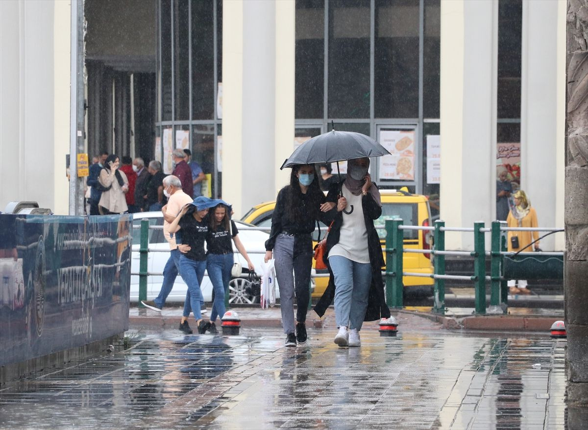İstanbul dahil pek çok ilde etkili olacak! Meteoroloji'den sağanak yağış uyarısı
