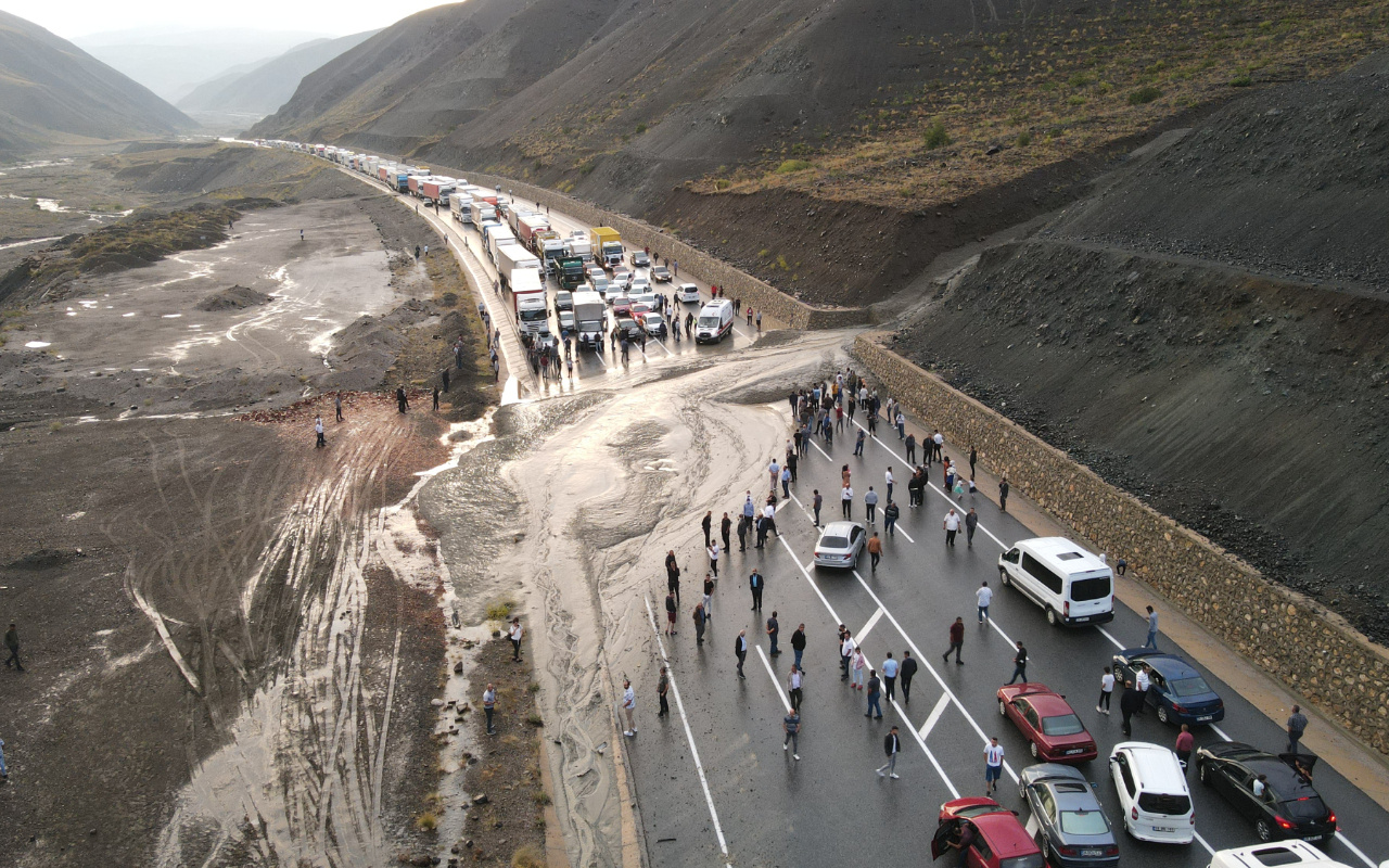 Erzincan Sivas kara yolu heyelan nedeniyle trafiğe kapandı