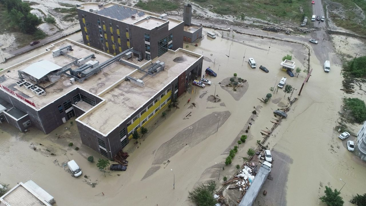 Sinop'ta sel felaketinin hasarı gün ağarınca ortaya çıktı! Her yer sular altında! Yağış uyarısı devam ediyor