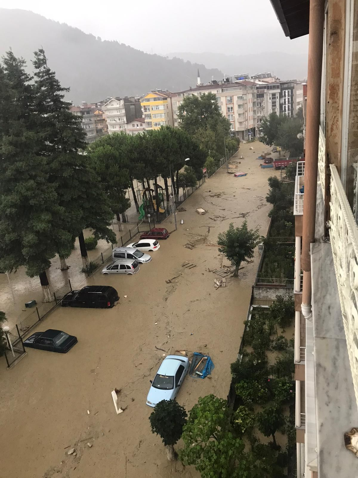 Sinop'ta sel felaketinin hasarı gün ağarınca ortaya çıktı! Her yer sular altında! Yağış uyarısı devam ediyor