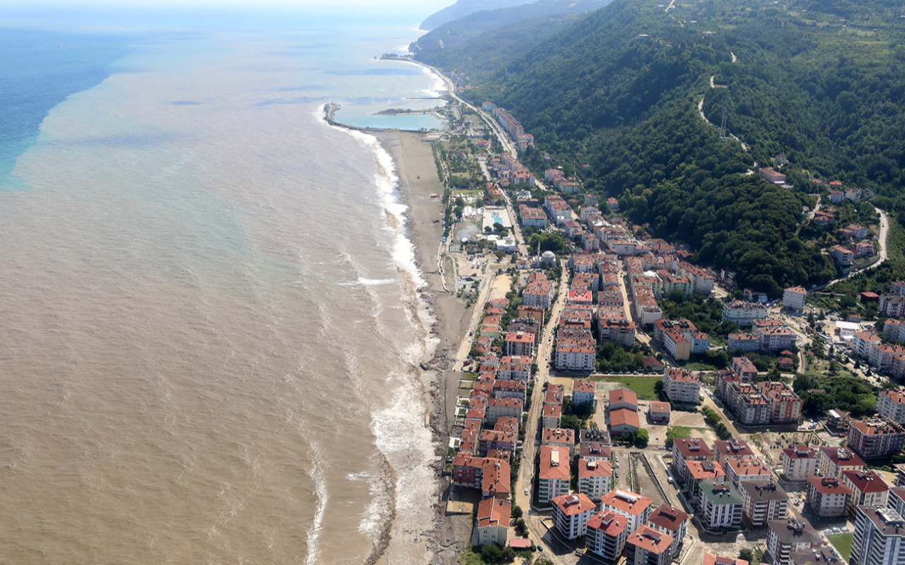 Abana Sahili kahverengiye boyandı! Drone ile çekilen görüntü hasarı gösterdi