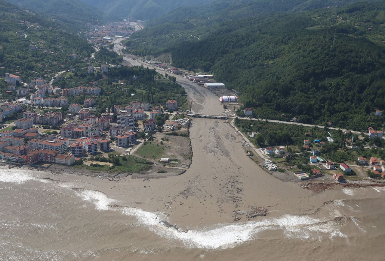 Abana Sahili kahverengiye boyandı! Drone ile çekilen görüntü hasarı gösterdi