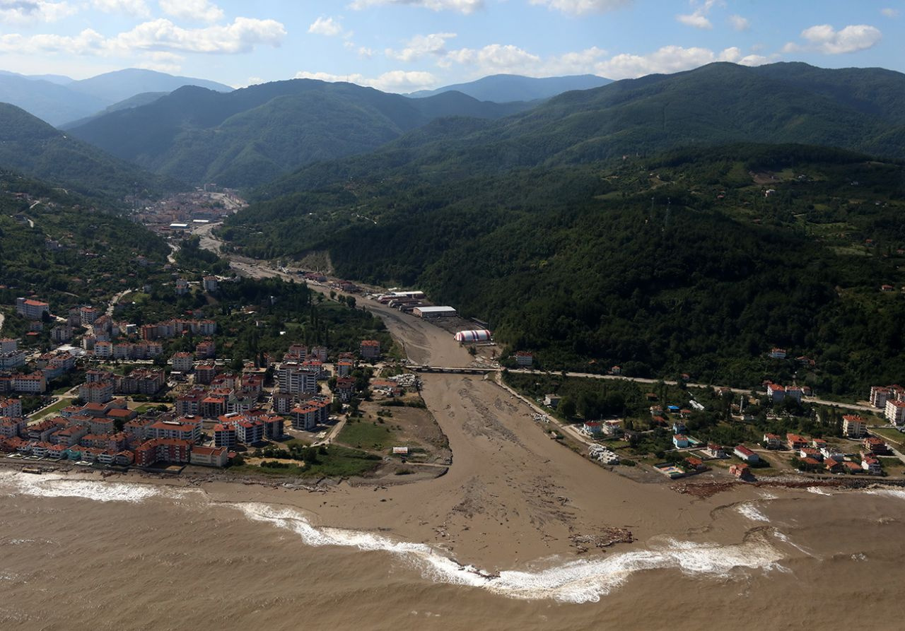 Abana Sahili kahverengiye boyandı! Drone ile çekilen görüntü hasarı gösterdi