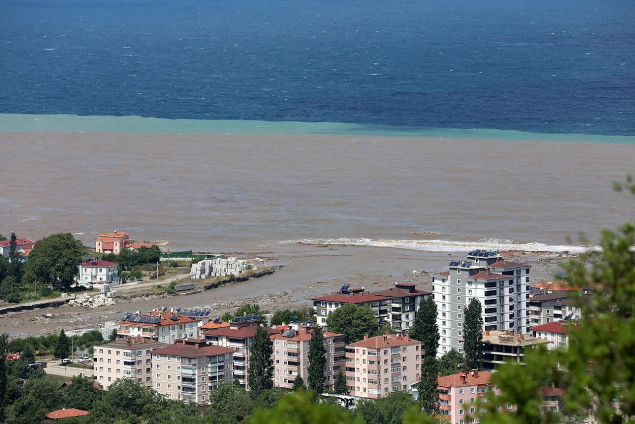 Abana Sahili kahverengiye boyandı! Drone ile çekilen görüntü hasarı gösterdi