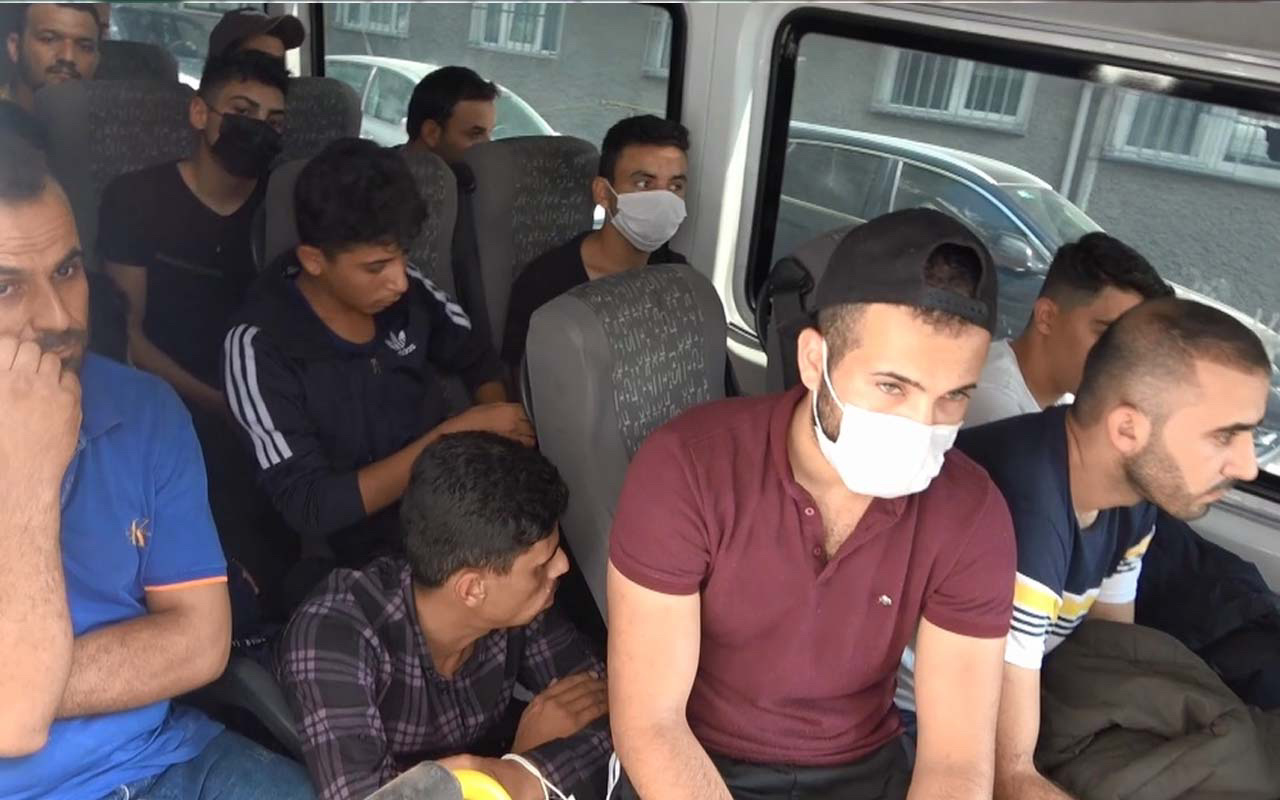 Sultangazi'de minibüs dolusu kaçak göçmen yakalandı! Şoför bırakıp kaçtı