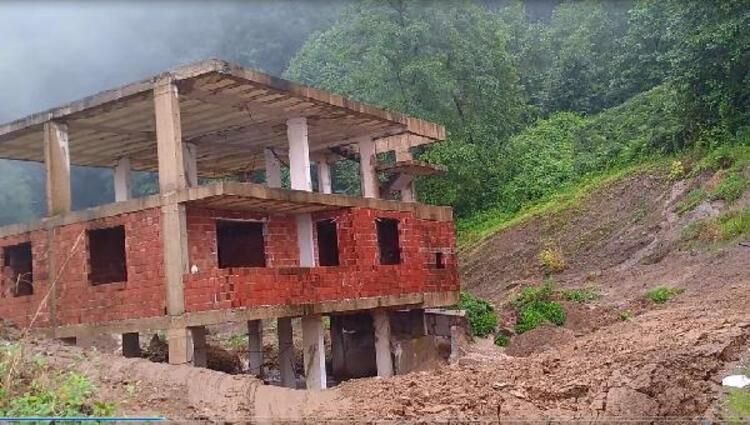 Rize'de  inşaat halindeki ev, heyelanda 30 metre kaydı