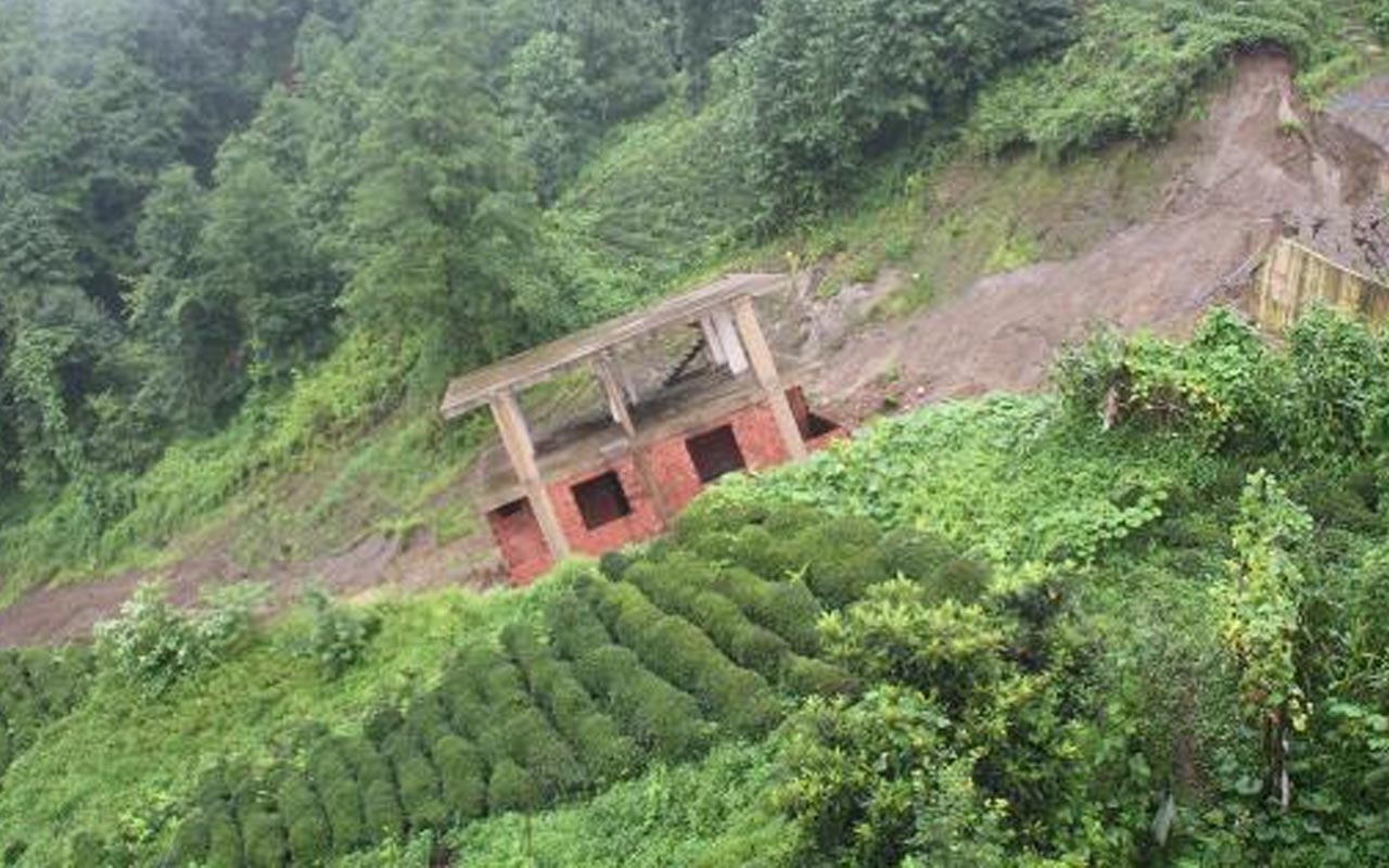 Rize'de heyelanda 30 metre kayan ev görüntülendi! 'Oturulamaz' raporu verilmişti