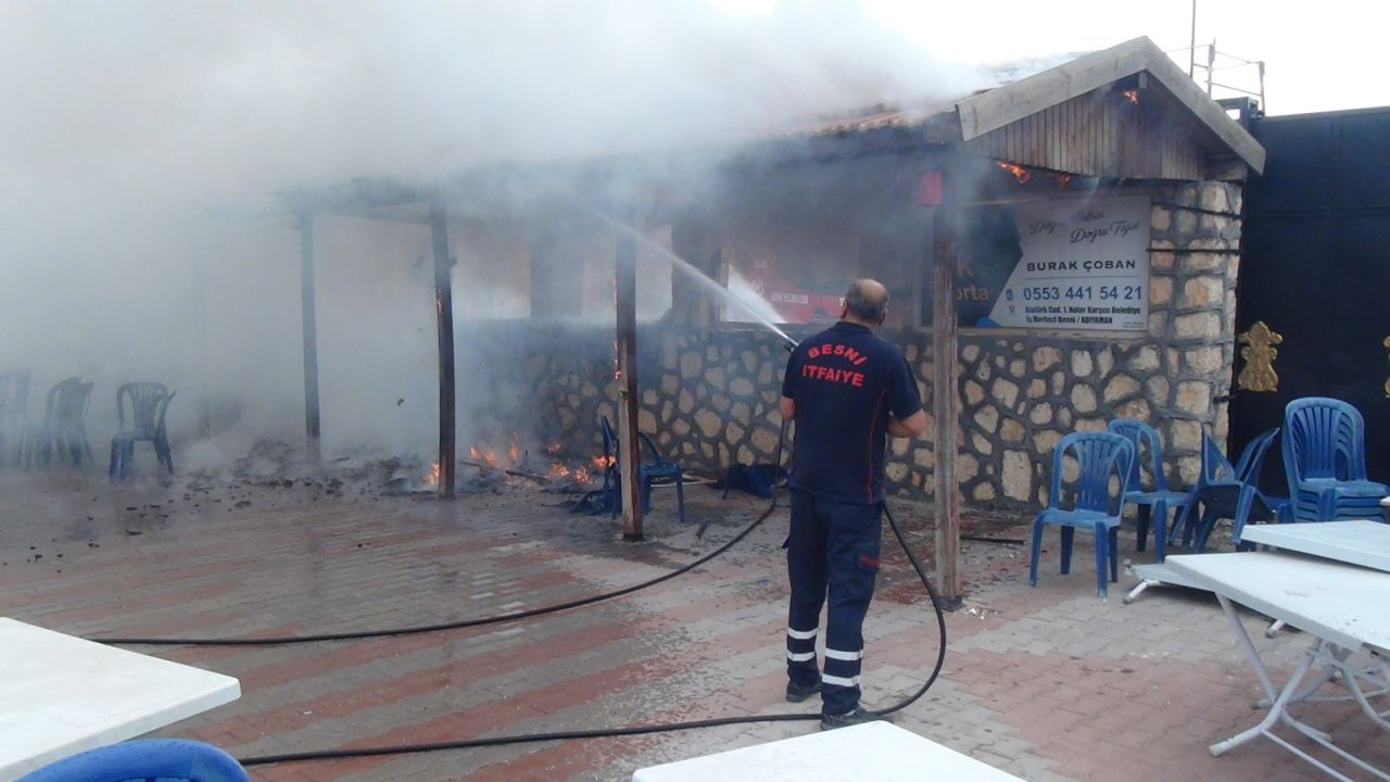 Adıyaman'da türkücü Latif Doğan'ın düğün salonu yandı