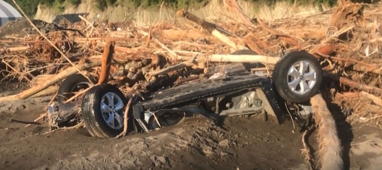 Bozkurt'taki selin ardından sürüklenen araçlar görüntülendi