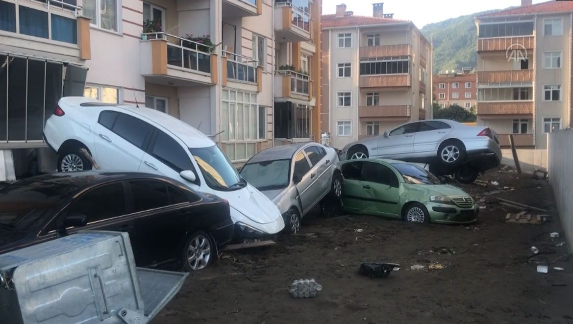 Bozkurt'taki selin ardından sürüklenen araçlar görüntülendi