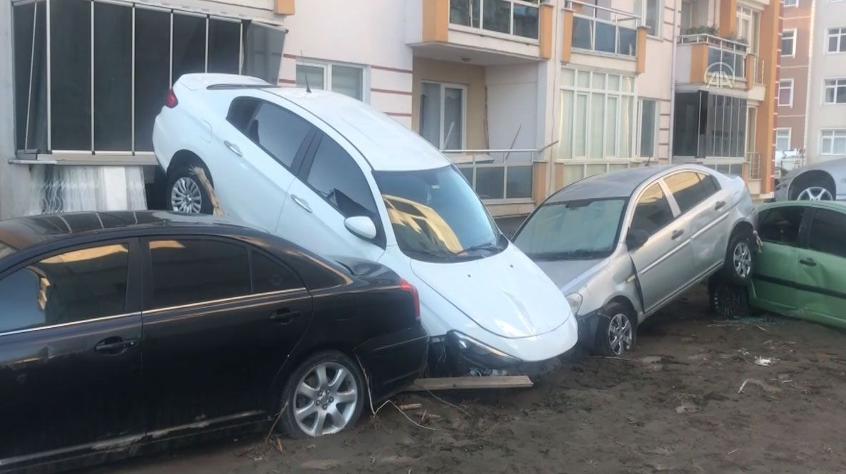 Bozkurt'taki selin ardından sürüklenen araçlar görüntülendi