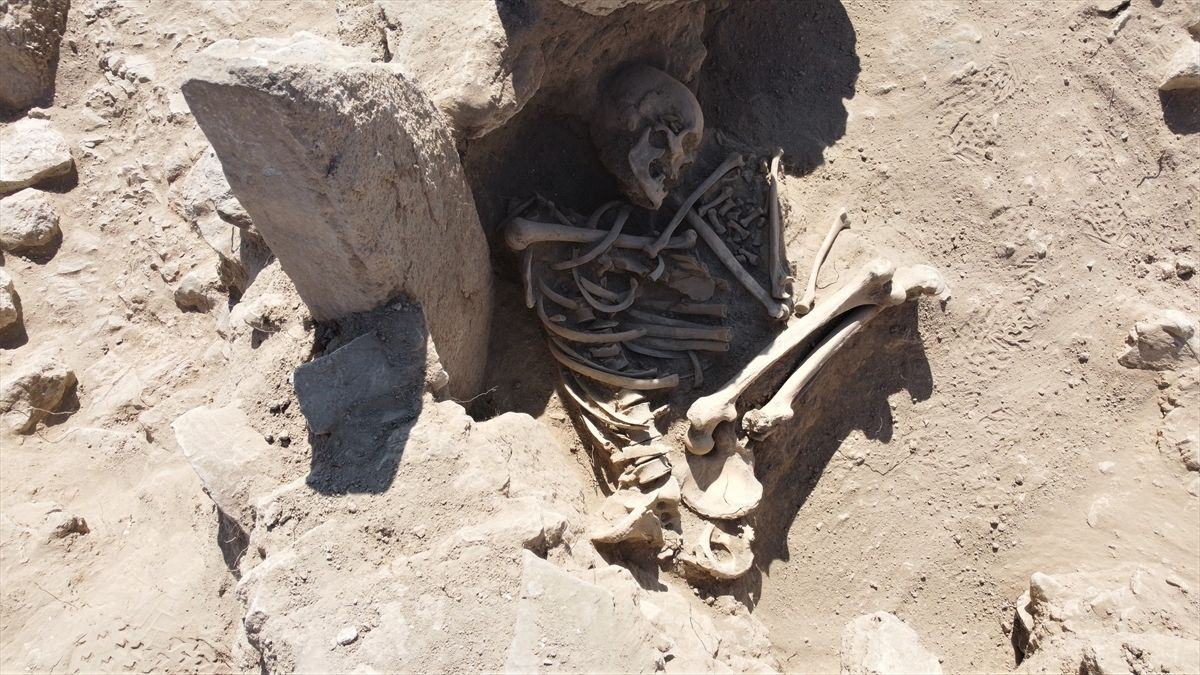 Van'daki kazılarda 2 mezar daha bulundu yeni bulgulara ulaşıldı