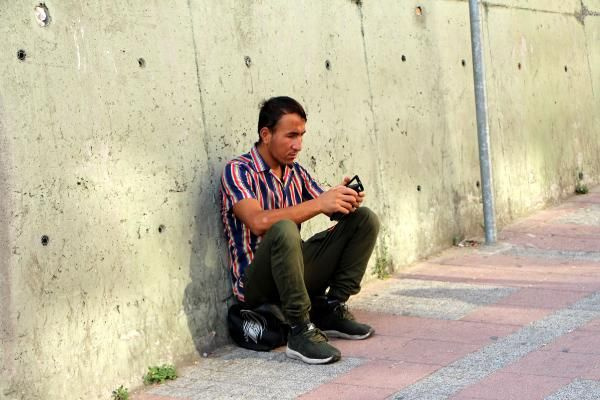 İstanbul'un göbeğinde göçmen işçi pazarı! Savaştan kaçmadık