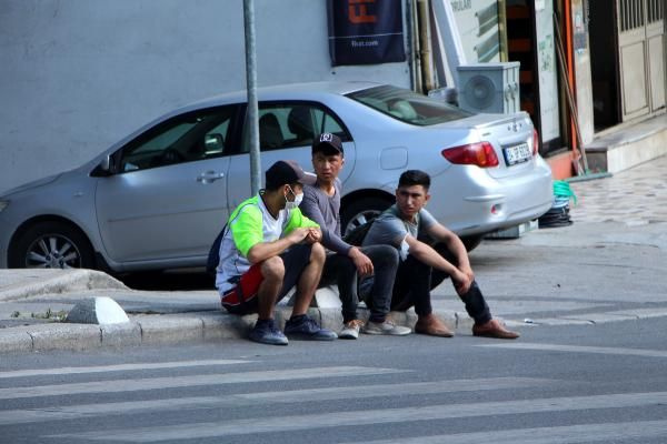 İstanbul'un göbeğinde göçmen işçi pazarı! Savaştan kaçmadık