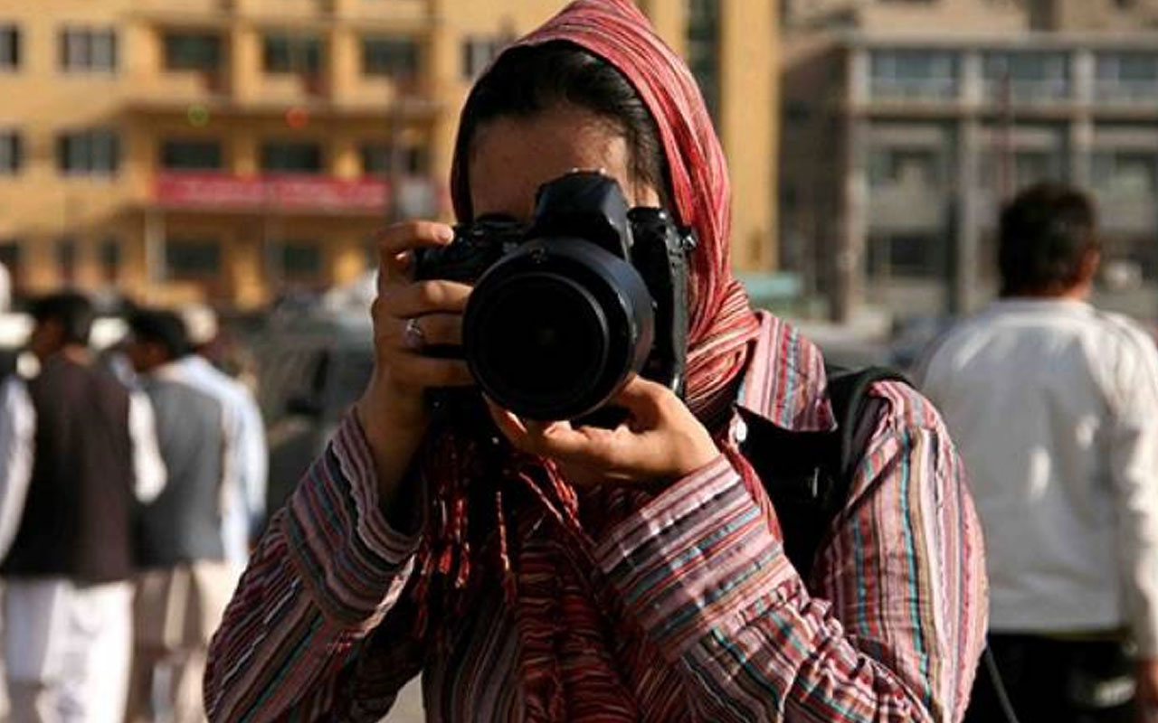 Afgan kadın gazeteciler hayatlarından endişe ediyor