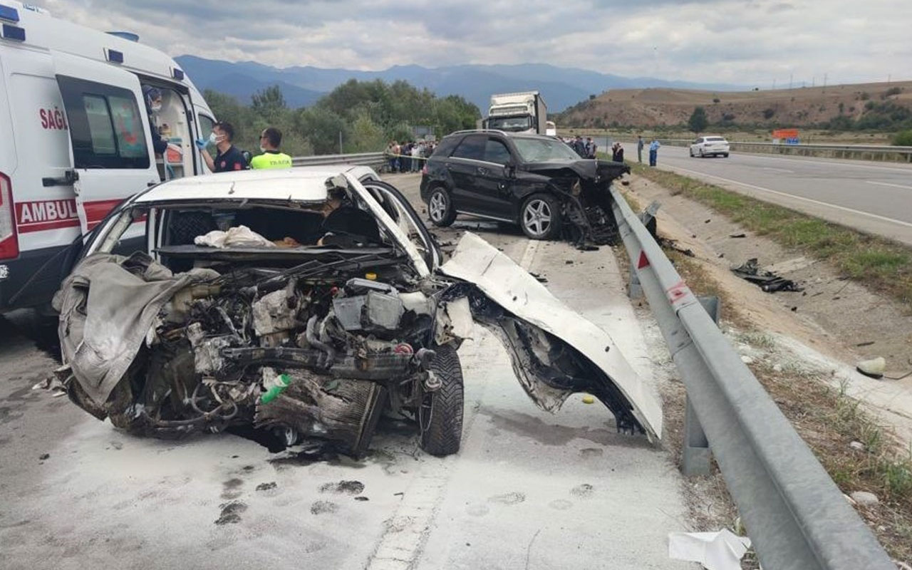 Amasya’da iki otomobil kafa kafaya çarpıştı: 2 ölü 5 yaralı