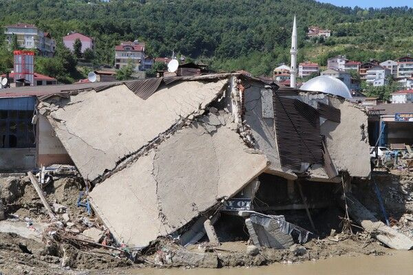 'Zarar çok büyük' deyip Sinop'taki sel felaketini anlattı: Ayancık ömründe böyle afet görmedi