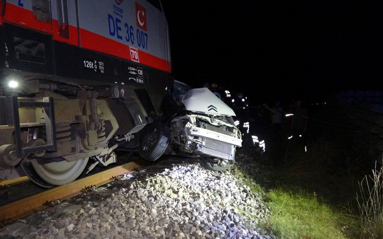 Uşak'ta korkunç kaza! Otomobil ile tren çapıştı: 2 ölü