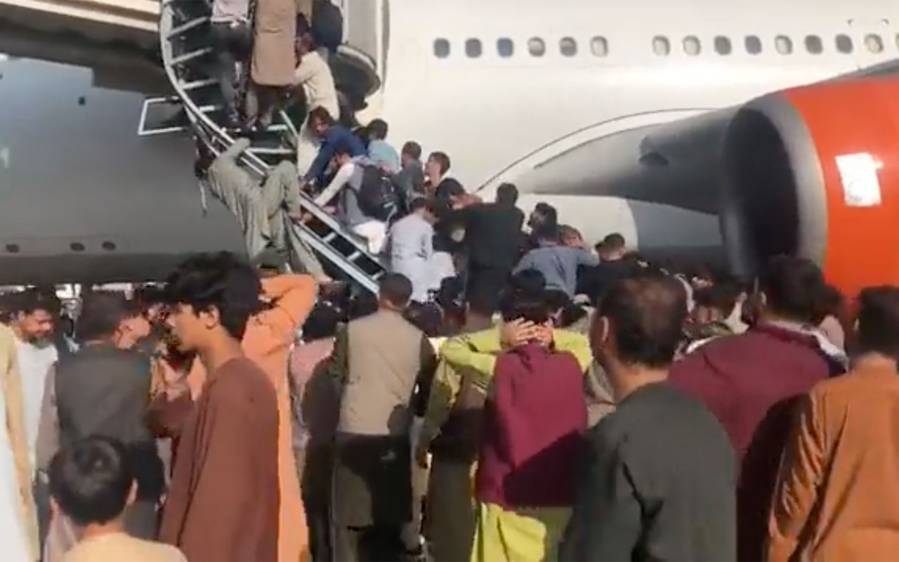 Afganistan'dan şok görüntüler! Havaalanında ateş açıldı ölenler var iddiası