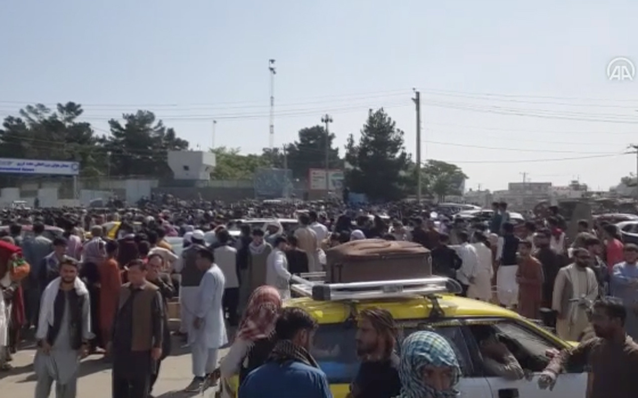 Kabil sokaklarında kaos görüntüleri Taliban'dan böyle kaçıyorlar