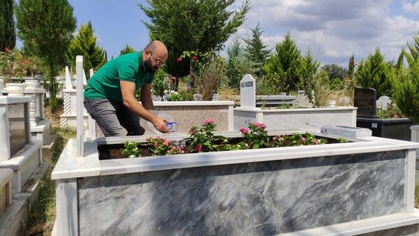 İşsiz kalınca Bursa'da salgını fırsata çevirdi! Mezarları bakın kaç TL'ye temizliyor