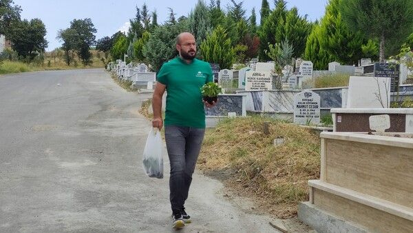 İşsiz kalınca Bursa'da salgını fırsata çevirdi! Mezarları bakın kaç TL'ye temizliyor