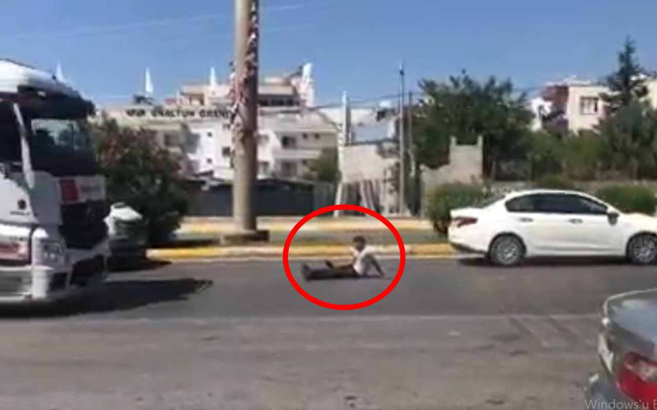 Mersin'de trafikte şaşkına çeviren görüntü! Adeta ölüme meydan okudu