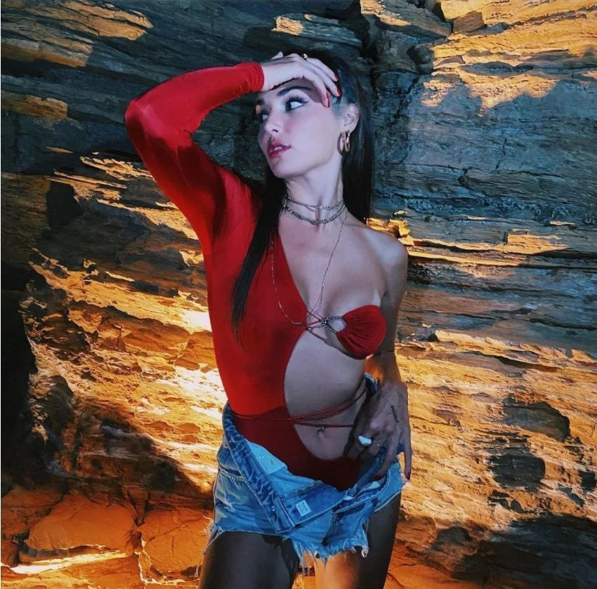 Hande Erçel kırmızı mayosuyla Instagram'ı salladı