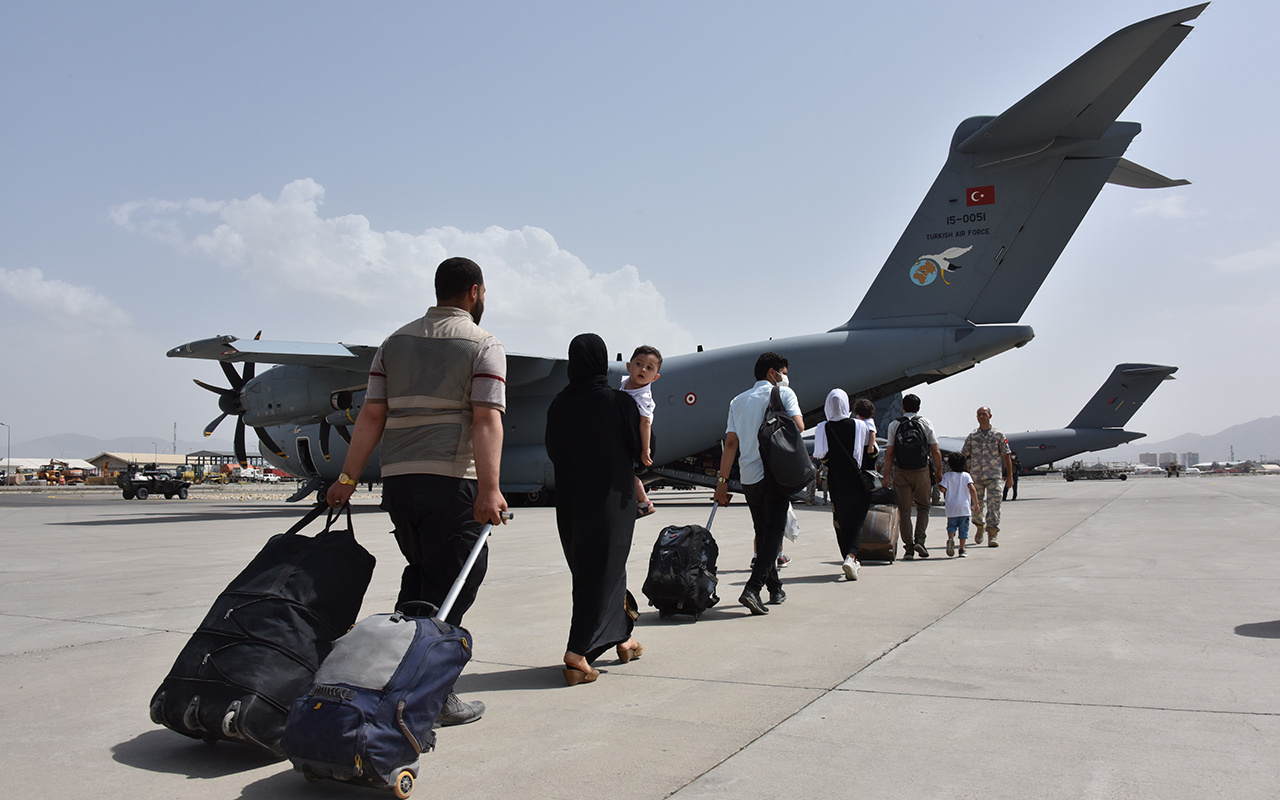 Afganistan Kabil'deki 200'ü aşkın Türk vatandaşı için uçan kale ile tahliye operasyonu