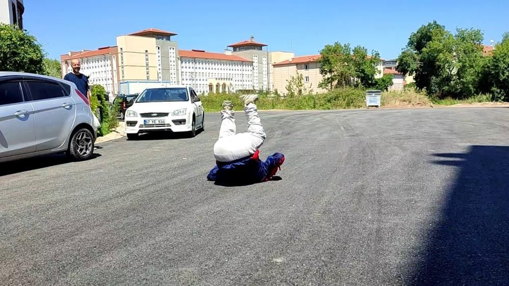 Sakarya'da yaşlı adam yolda takla atmaya başladı! Nedenini duyanlar şaşırdı