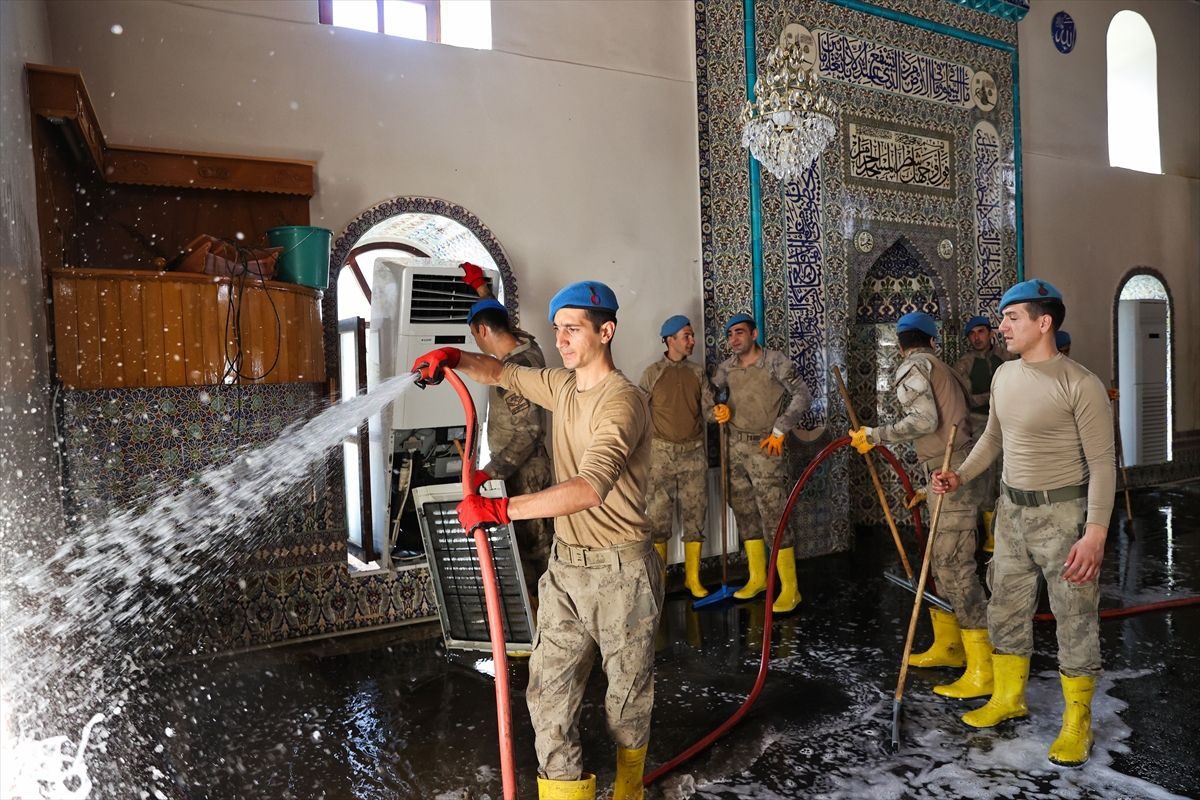 Kastamonu Bozkurt'ta selden etkilenen camiyi komandolar deterjanlarla temizledi