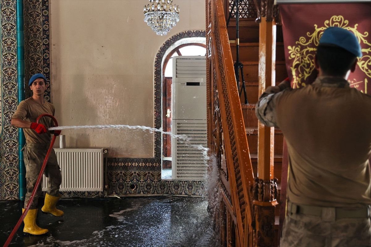 Kastamonu Bozkurt'ta selden etkilenen camiyi komandolar deterjanlarla temizledi