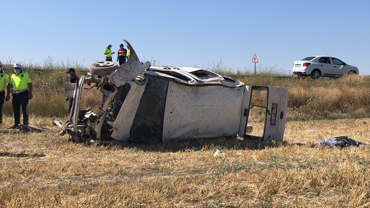 Kayseri'de hafif ticari araç şarampole devrildi 4 ölü 10 yaralı