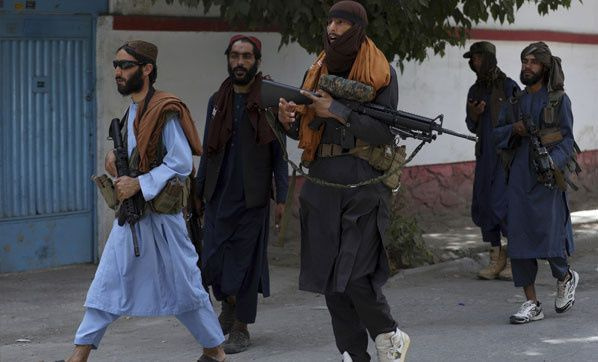 CNN ekibine canlı yayında Taliban dehşeti yaşattı! 'Çok üzücü' deyip anlattı: Kırbaçla...