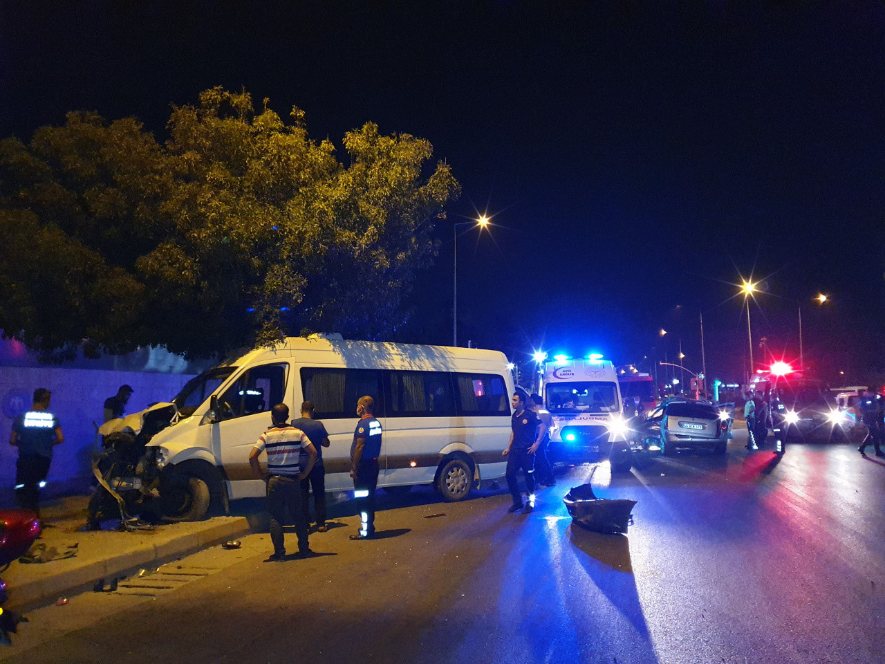 Adana'da minibüs ile otomobil çarpıştı: 1 ölü, 3 yaralı