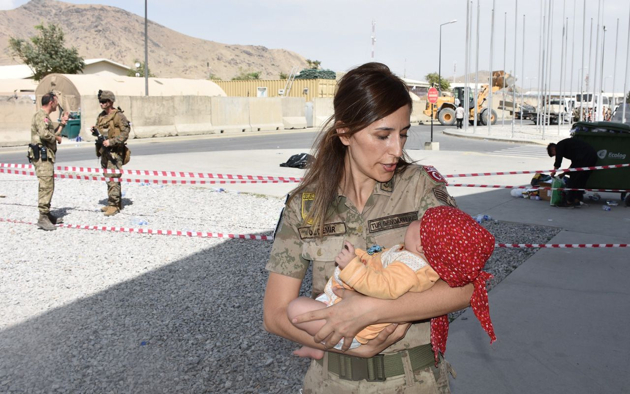 Türk askeri, Kabil'de annesinden ayrı düşen Hadiya bebeğe yardım elini uzattı