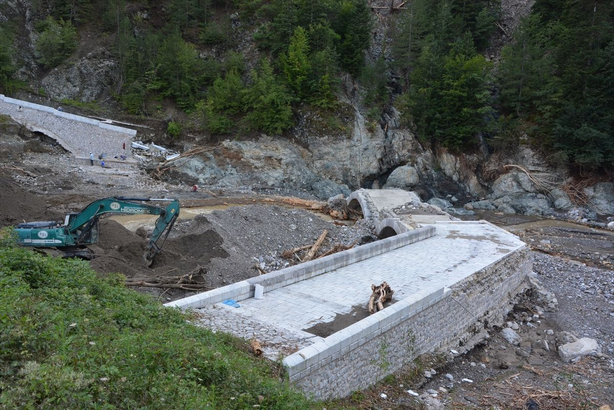 Kastamonu'daki selde, İstiklal Yolu üzerindeki 122 yıllık tarihi köprü de zarar gördü