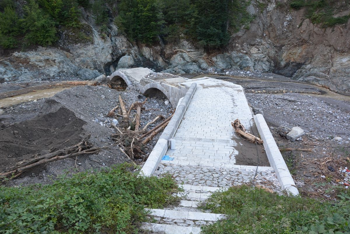 Kastamonu'daki selde, İstiklal Yolu üzerindeki 122 yıllık tarihi köprü de zarar gördü