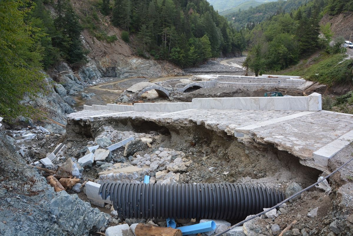 Kastamonu'daki selde, İstiklal Yolu üzerindeki 122 yıllık tarihi köprü de zarar gördü