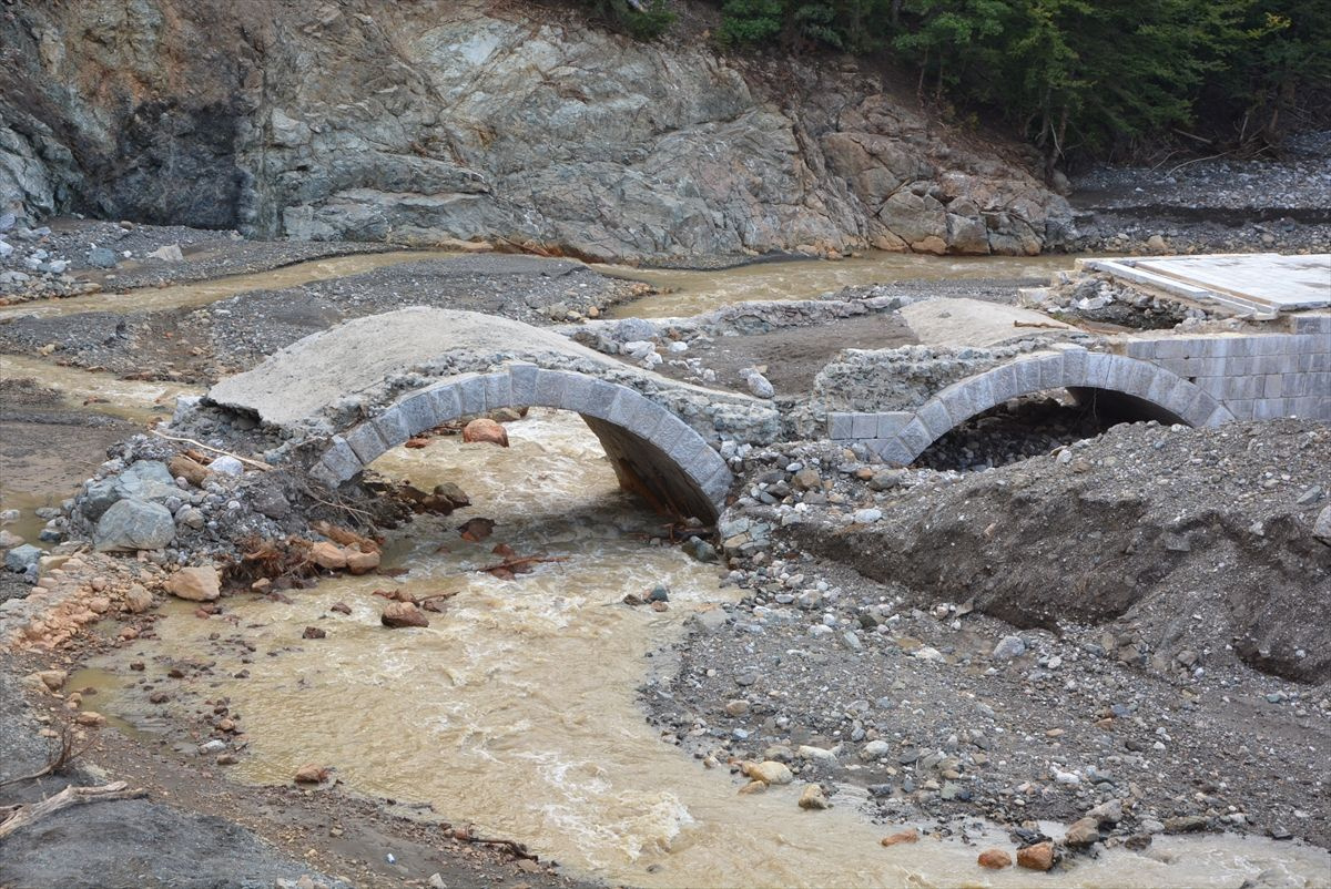 Kastamonu'daki selde, İstiklal Yolu üzerindeki 122 yıllık tarihi köprü de zarar gördü