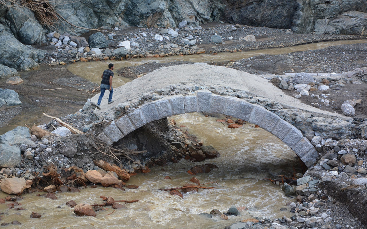Kastamonu'daki selde, İstiklal Yolu üzerindeki 122 yıllık tarihi köprü de zarar gördü