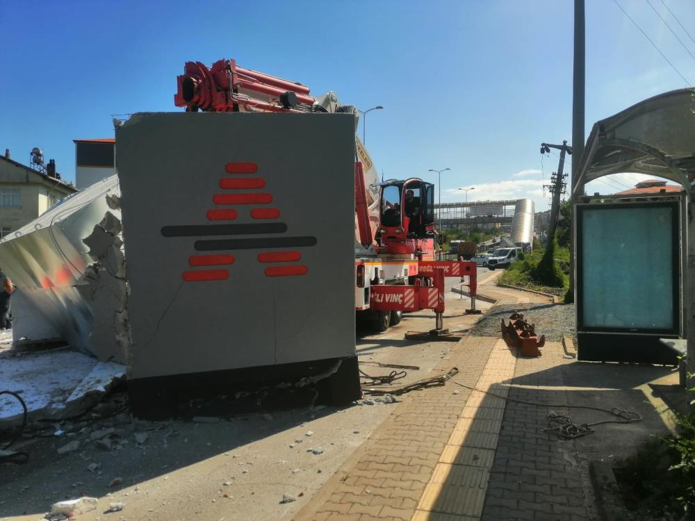 Zonguldak'ta bir anda vinçten düştü! Faciadan dönüldü