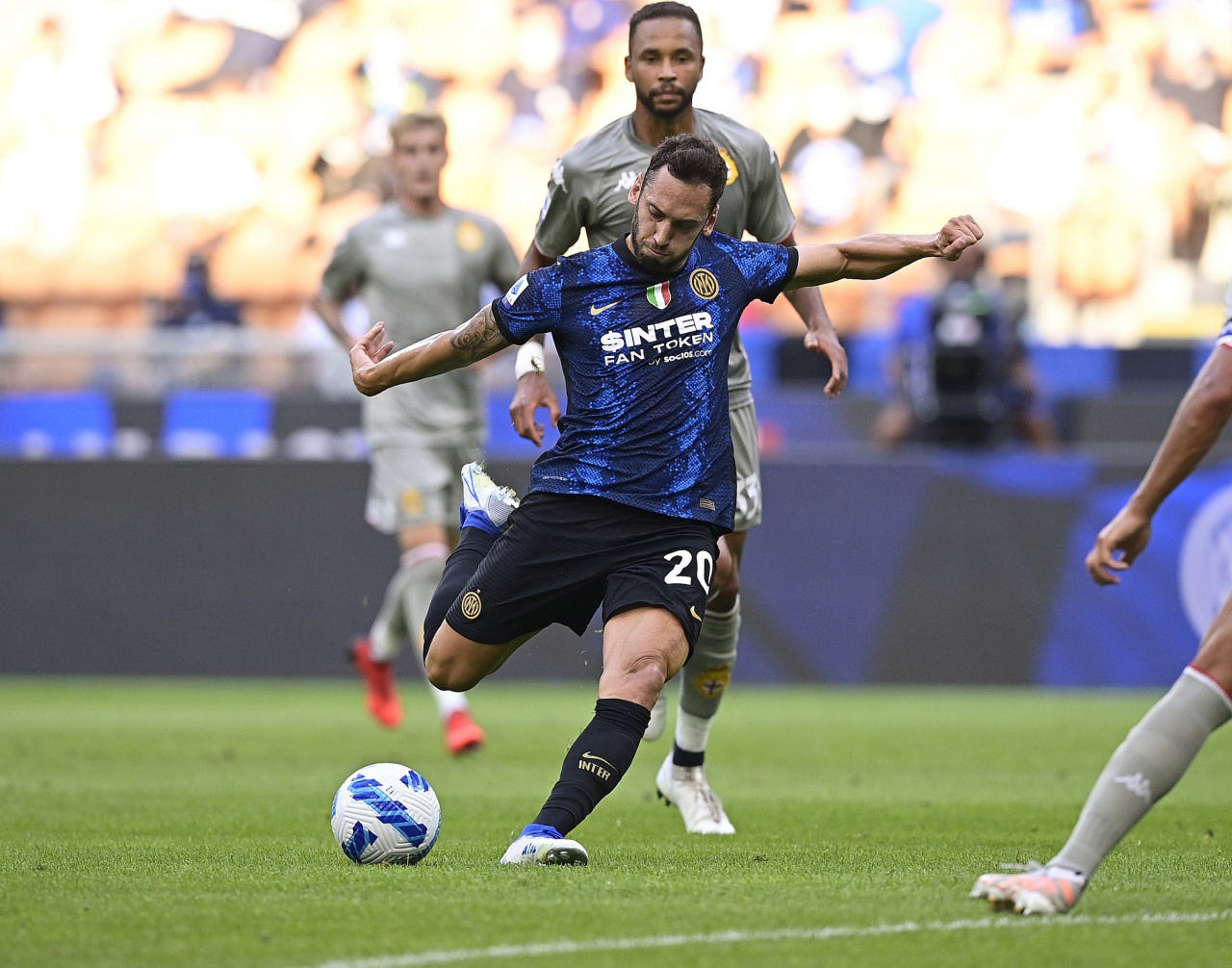 Hakan Çalhanoğlu 1 gol 1 asistle oynadı! Inter, Genoa'yı farklı mağlup etti