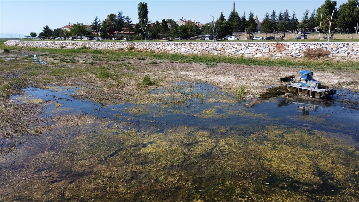 Kuraklık ve siyasi çekişme Beyşehir Gölü'nü kurutuyor! Sulama için en büyük göl yok ediliyor
