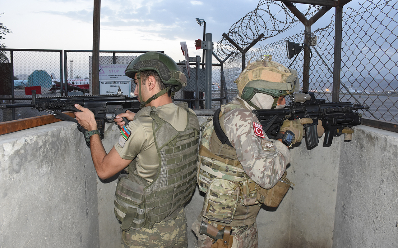 Türkiye ve Azerbaycan askerleri Afganistan'ın başkenti Kabil'de omuz omuza görev yapıyor