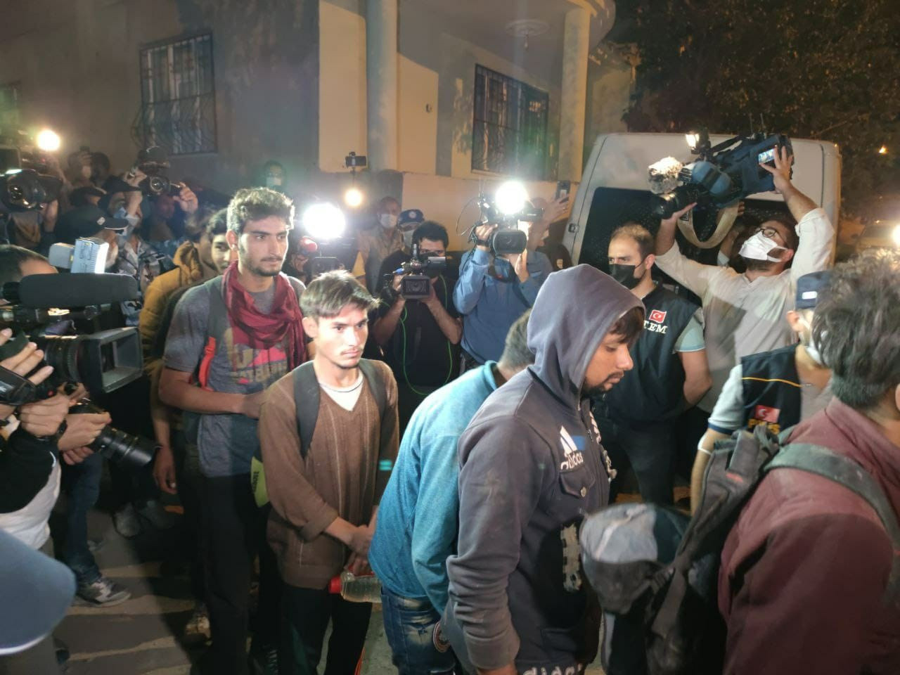 Van'da 'şok ev'e baskın! 25 Afgan ve Pakistanlı yakalandı