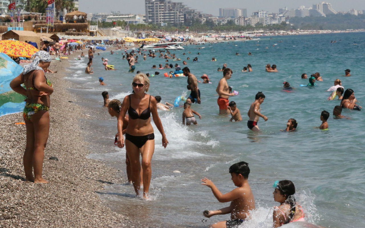 Turizm kenti Antalya'da sahiller tıklım tıklım doldu
