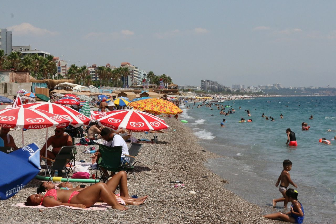 Turizm kenti Antalya'da sahiller tıklım tıklım doldu