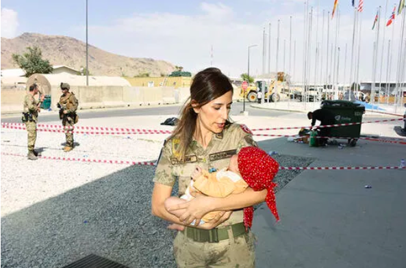 Taliban'a Türk askerinden fotoğrafla verilen en güzel cevap! Ahmet Hakan kadın askeri yazdı