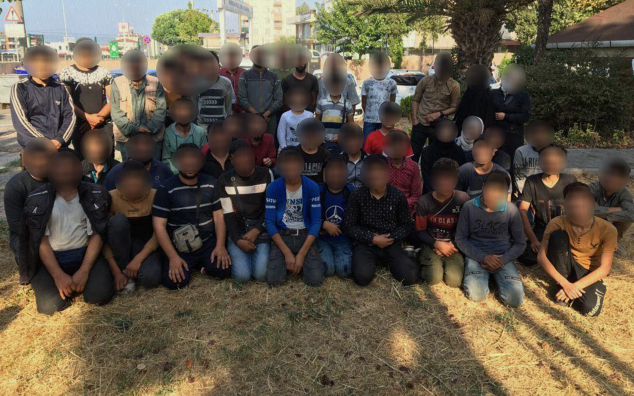 Kocaeli'de polisin durdurduğu araçta 50 kaçak göçmen yakalandı